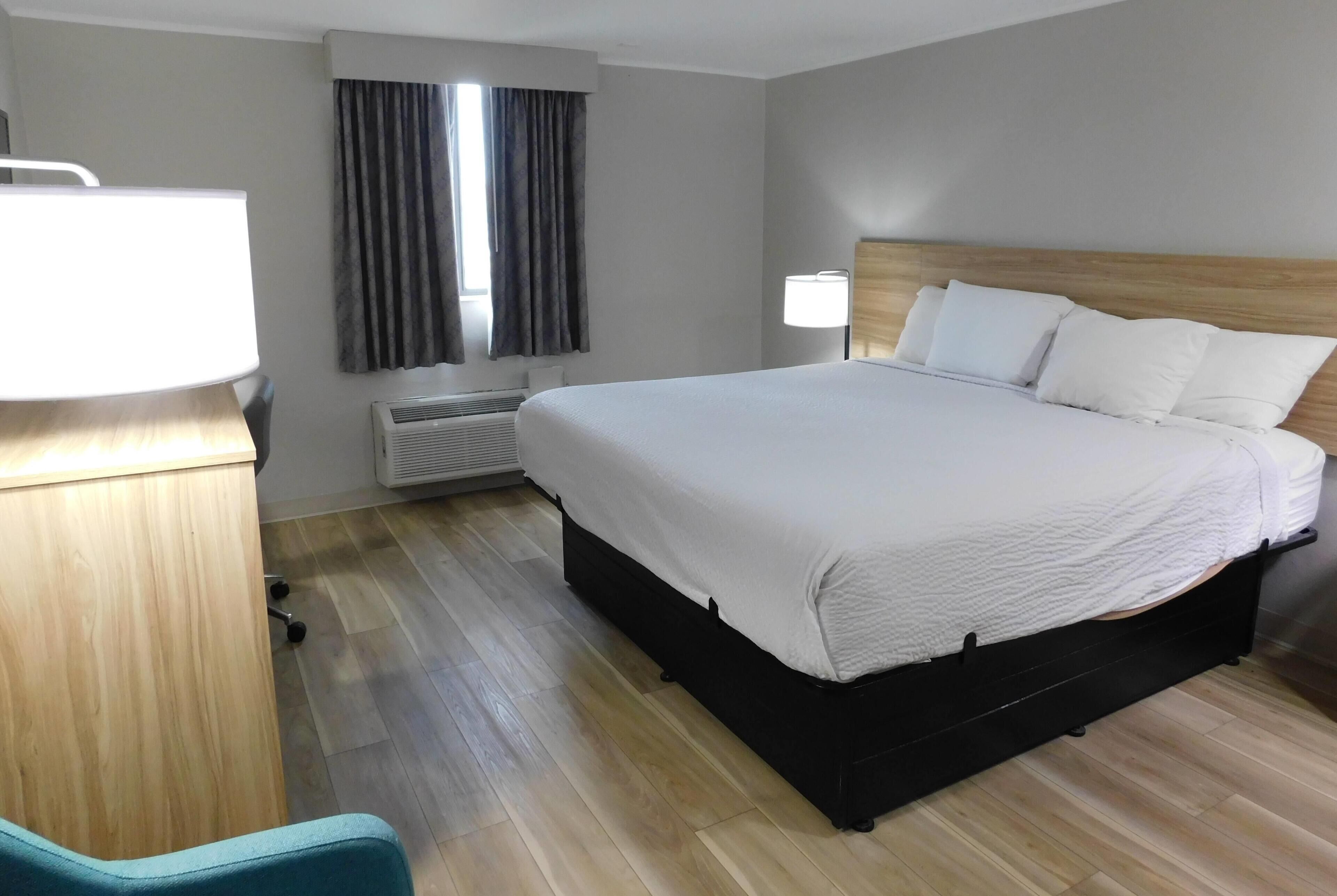 Zimmer, 1 King-Bett, Kühlschrank und Mikrowelle | Zimmersafe, Schreibtisch, Verdunkelungsvorhänge, Bügeleisen/Bügelbrett