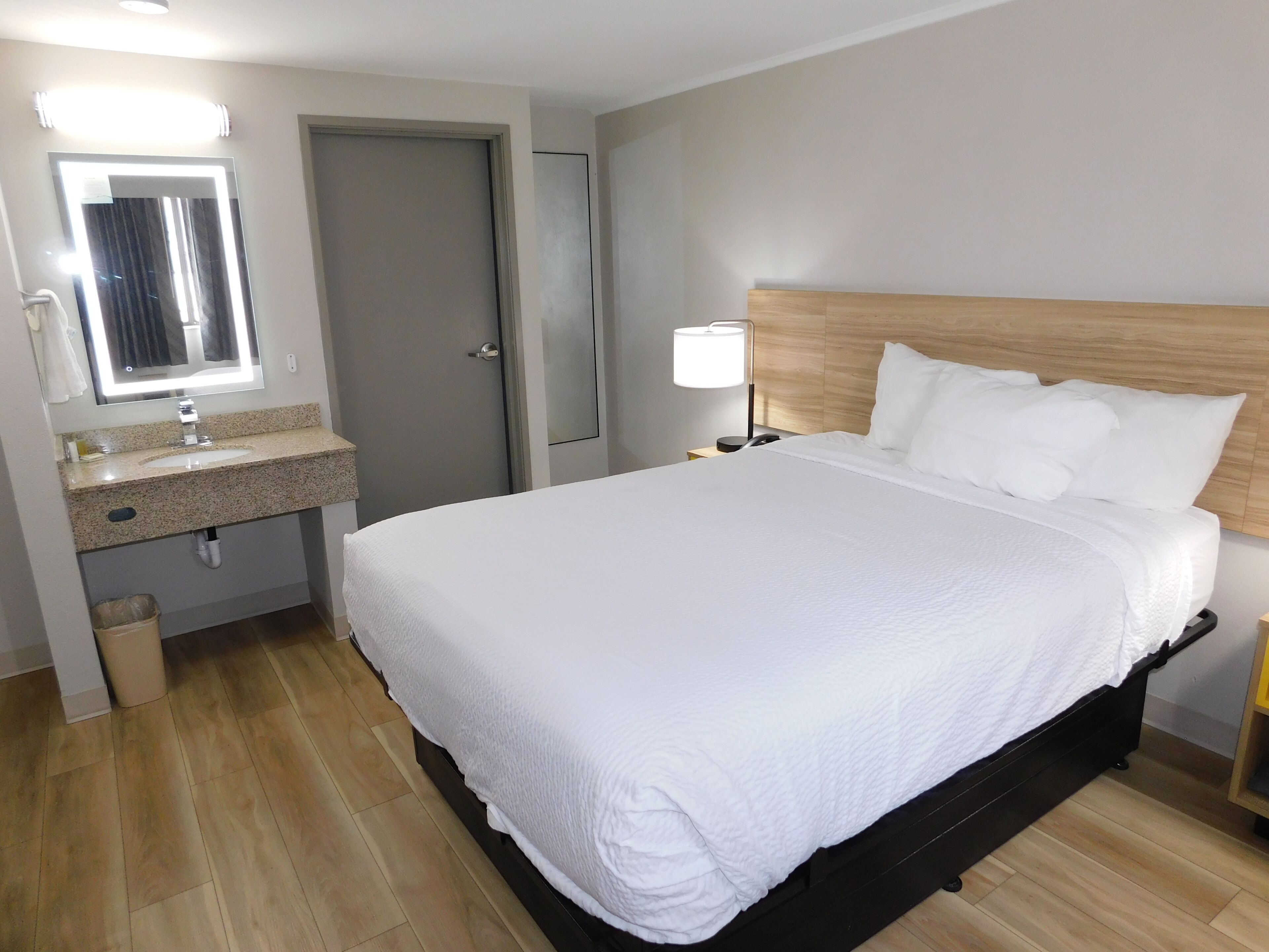 Standard Room, 1 Queen Bed | In-room safe, desk, blackout curtains, iron/ironing board