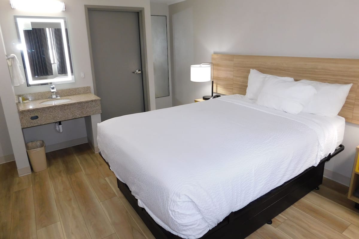 Standard Room, 1 Queen Bed