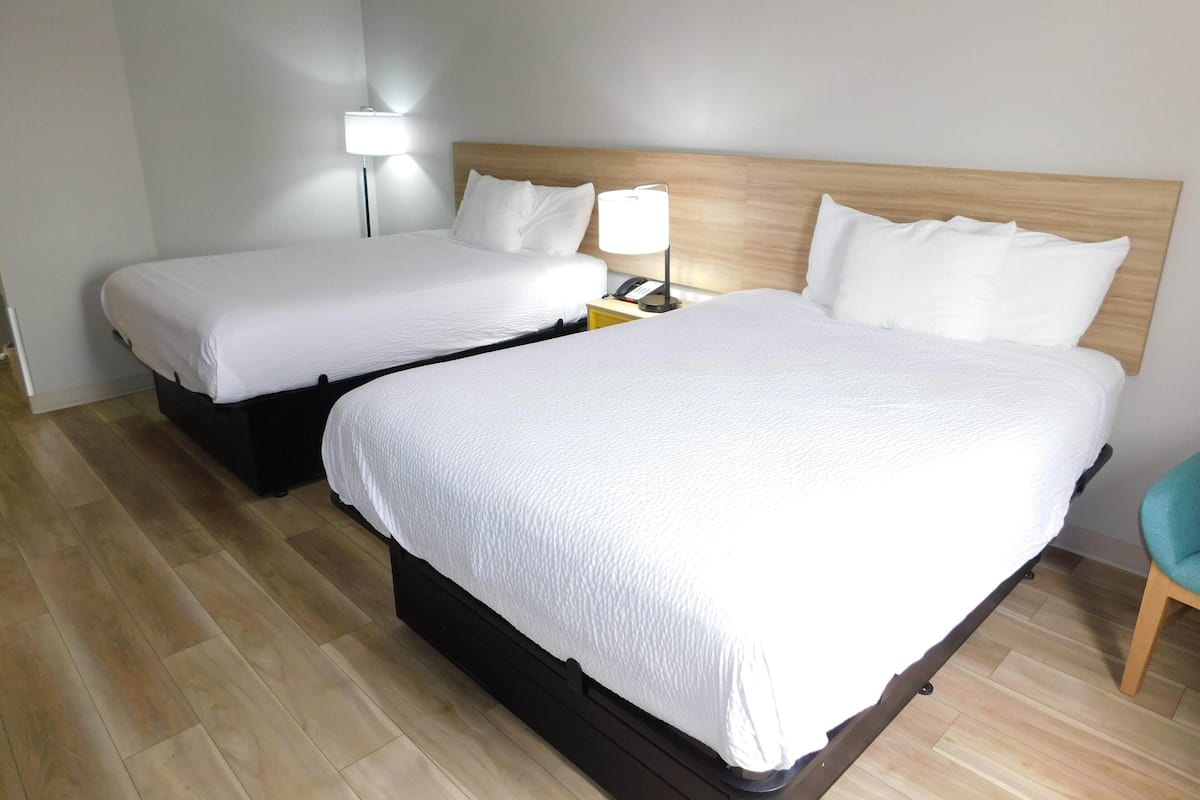 خزنة داخل الغرفة ومكتب وستائر تعتيم ومكواة/لوح كي