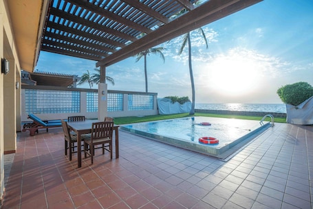 Vista frontal de la propiedad