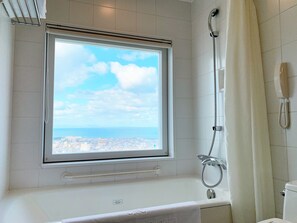 Duschwanne, kostenlose Toilettenartikel, Haartrockner, Hausschuhe