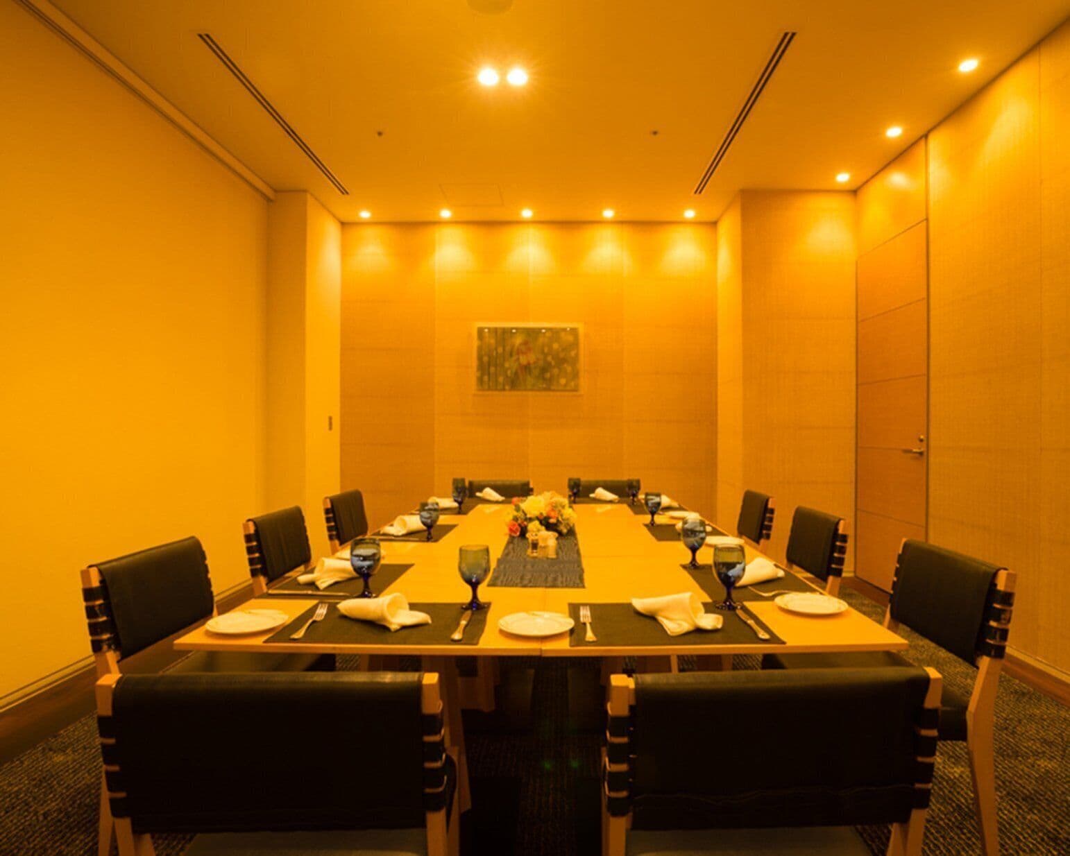 2 restaurants, breakfast served