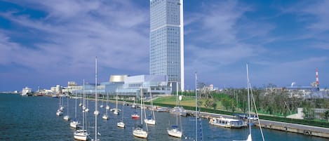 Fachada de la propiedad por la tarde o noche