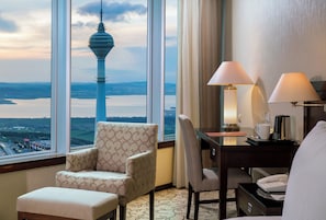 Executive Club Room | Hypo-allergenic bedding, minibar, in-room safe, desk