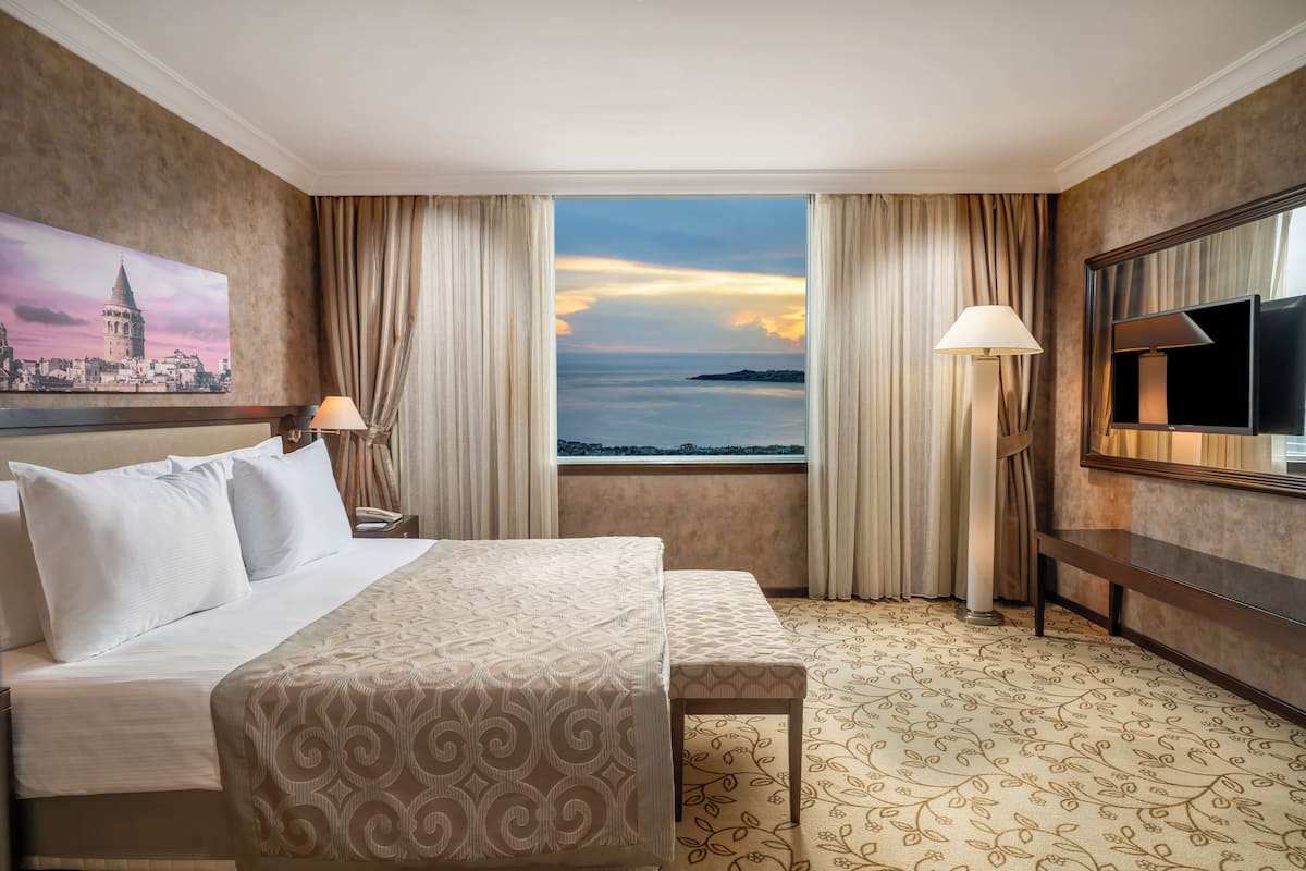 Executive Suite | Hypo-allergenic bedding, minibar, in-room safe, desk