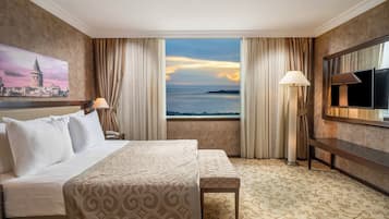 Executive Suite | Hypo-allergenic bedding, minibar, in-room safe, desk