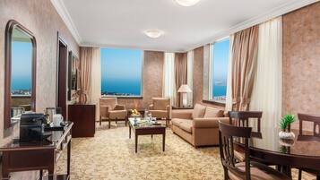 Executive Suite | Hypo-allergenic bedding, minibar, in-room safe, desk