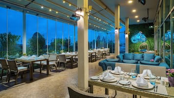 3 restaurants, breakfast, lunch served; international cuisine