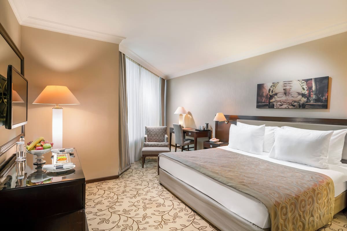 Executive Club Room | Hypo-allergenic bedding, minibar, in-room safe, desk