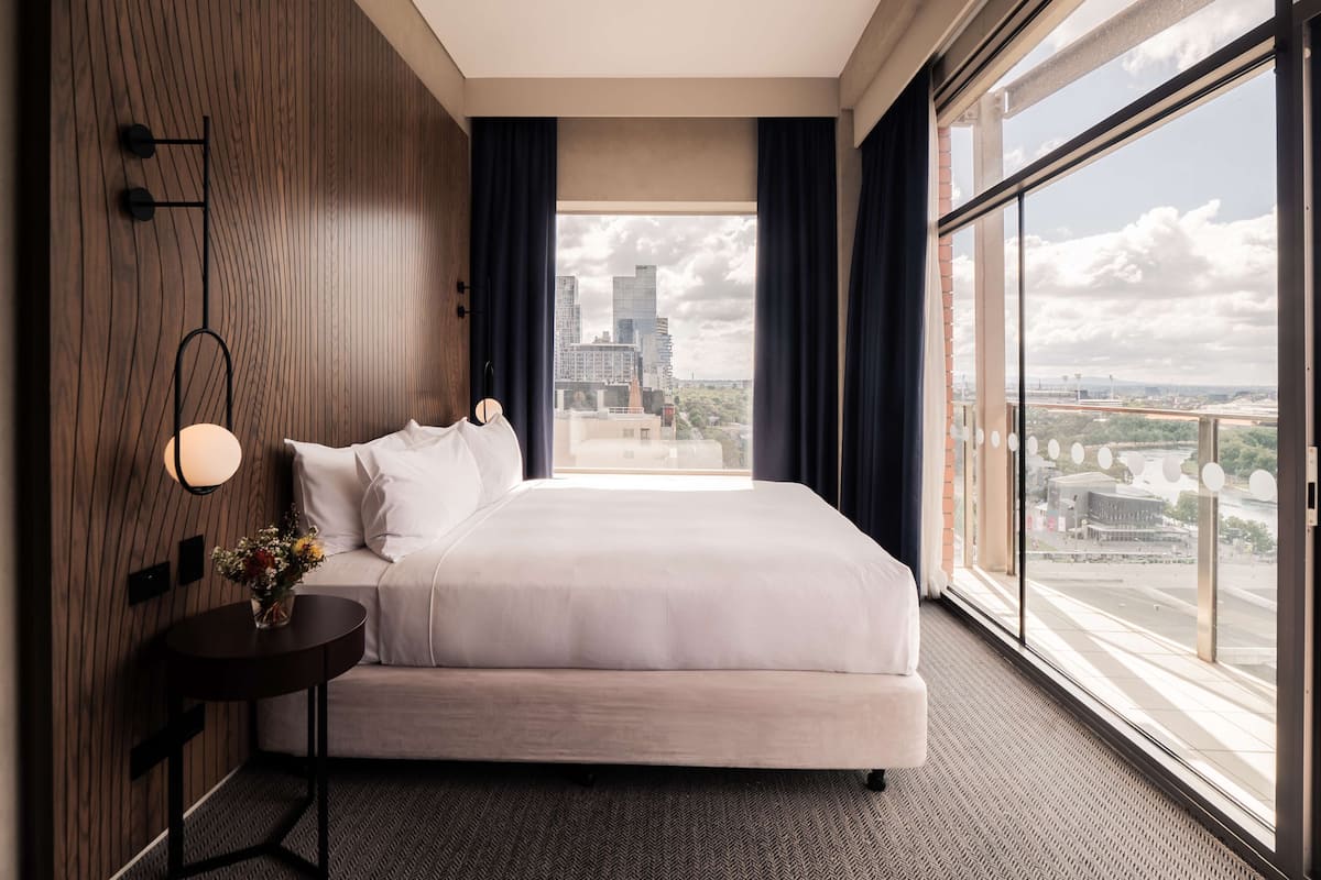 Zimmer, 1 King-Bett, Balkon, Flussblick (Skyline)