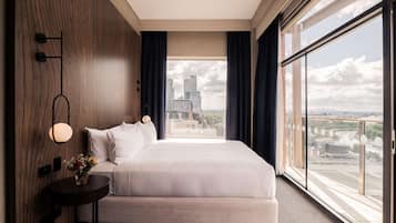 Habitación, 1 cama King size, balcón, vista al río (Skyline) | Ropa de cama hipoalergénica y minibar