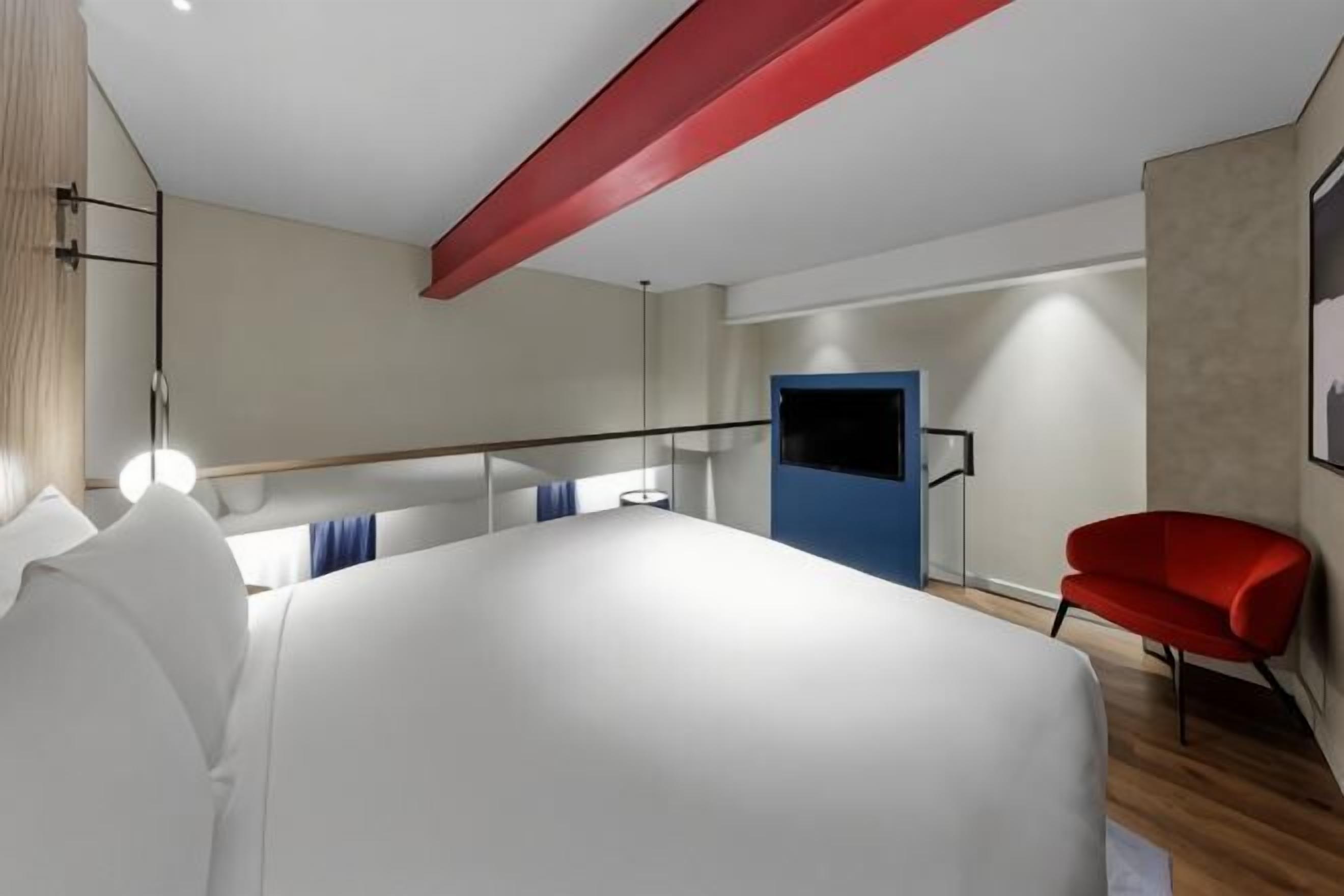 Hypo-allergenic bedding, minibar, in-room safe, desk