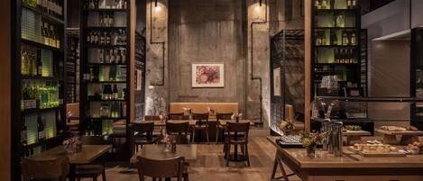 Breakfast and dinner served