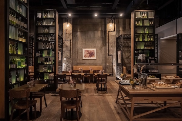 Sarapan dan makan malam dihidangkan