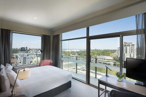 Quarto, 1 cama King, sacada, vista para o rio (Skyline) | Roupas de cama antialérgicas, frigobar, cofres nos quartos, escrivaninha