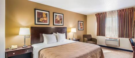 Sengetøy av topp kvalitet, senger med overmadrass og safe på rommet