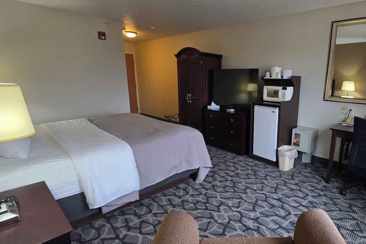 Premium bedding, pillowtop beds, in-room safe, desk