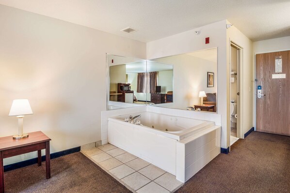 Suite, 1 King Bed, Non Smoking | Jetted tub