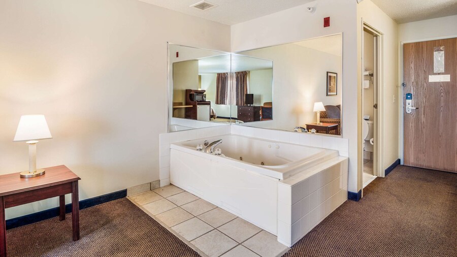 Quality Inn & Suites Eldridge Davenport North