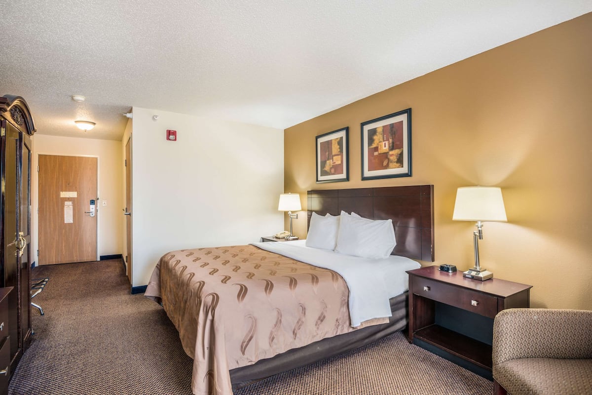 Premium bedding, pillowtop beds, in-room safe, desk