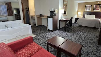 Sengetøy av topp kvalitet, senger med overmadrass og safe på rommet