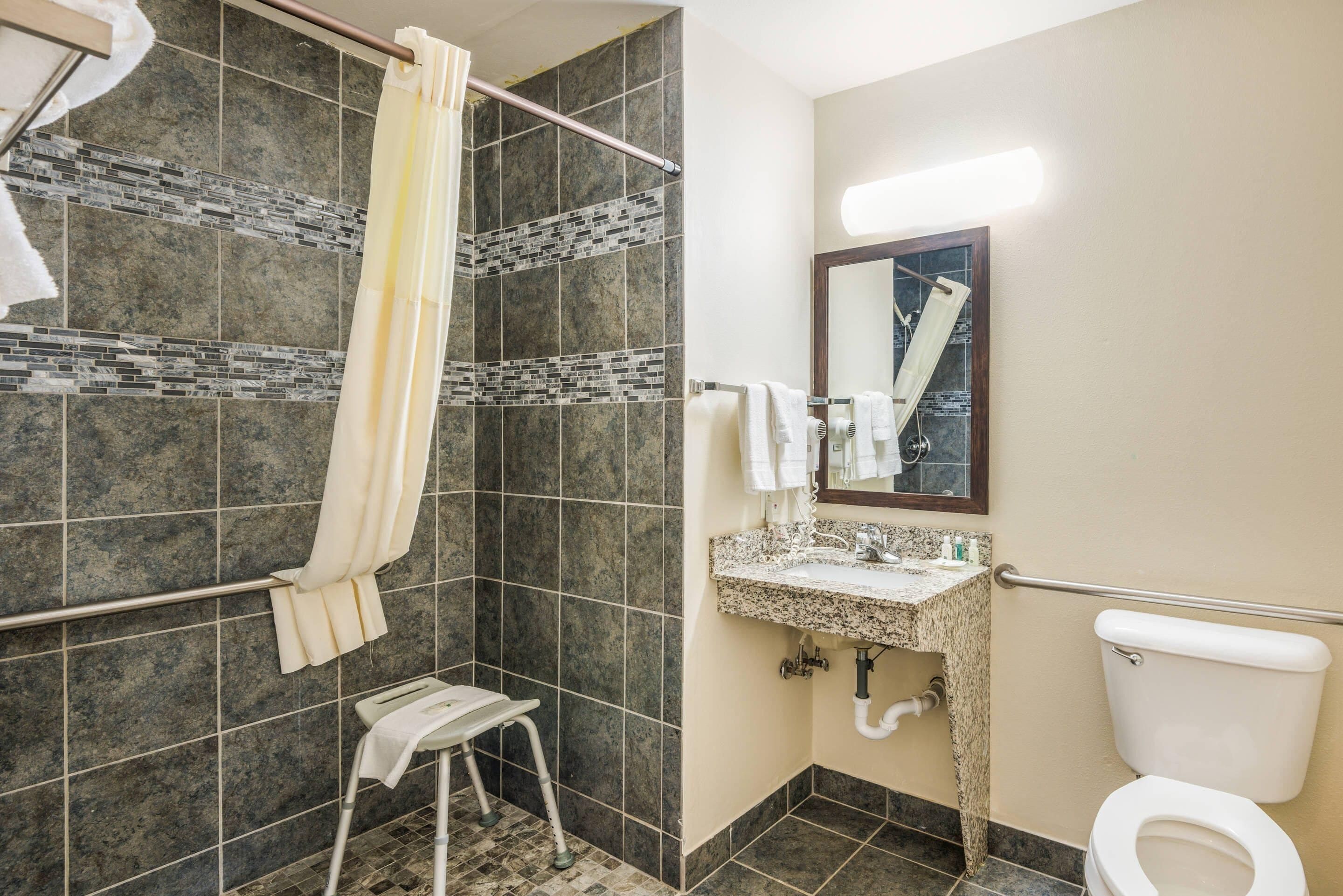 Room, 1 Katil Raja (King), Accessible, Non Smoking | Peralatan tempat tidur premium, tilam berlapik, peti besi dalam bilik 