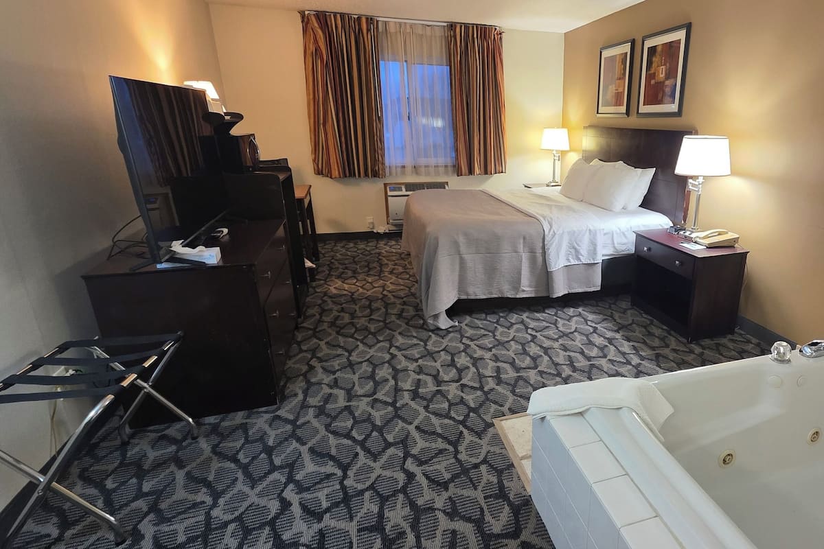 Suite, 1 King Bed, Non Smoking | Premium bedding, pillowtop beds, in-room safe, desk