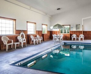 Una piscina cubierta