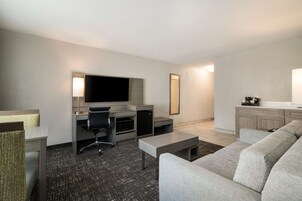 套房, 1 张特大床, 无烟房 (with Single Sofabed) | 办公桌、笔记本电脑工作区、熨斗/熨衣板、免费 WiFi