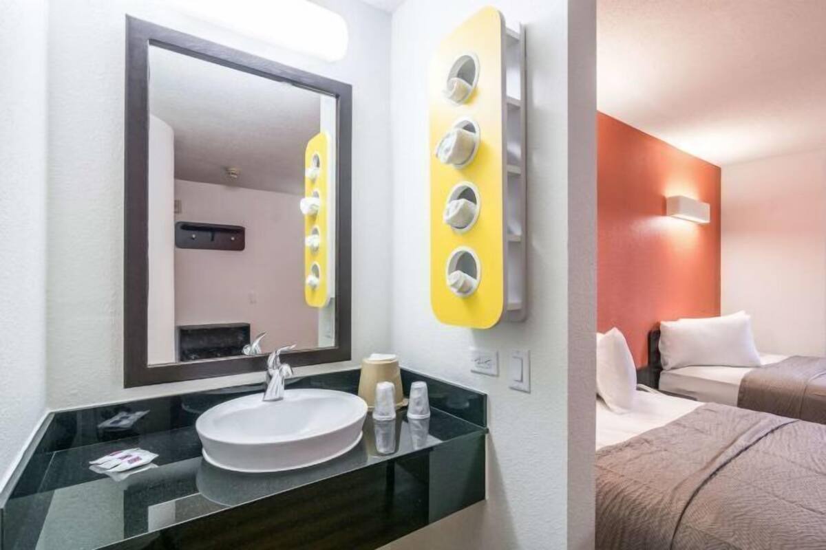 Combined shower/bathtub, hair dryer, towels