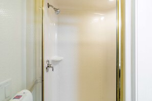 Combined shower/bathtub, hair dryer, towels - Motel 6 Harvey, IL (Harvey)
