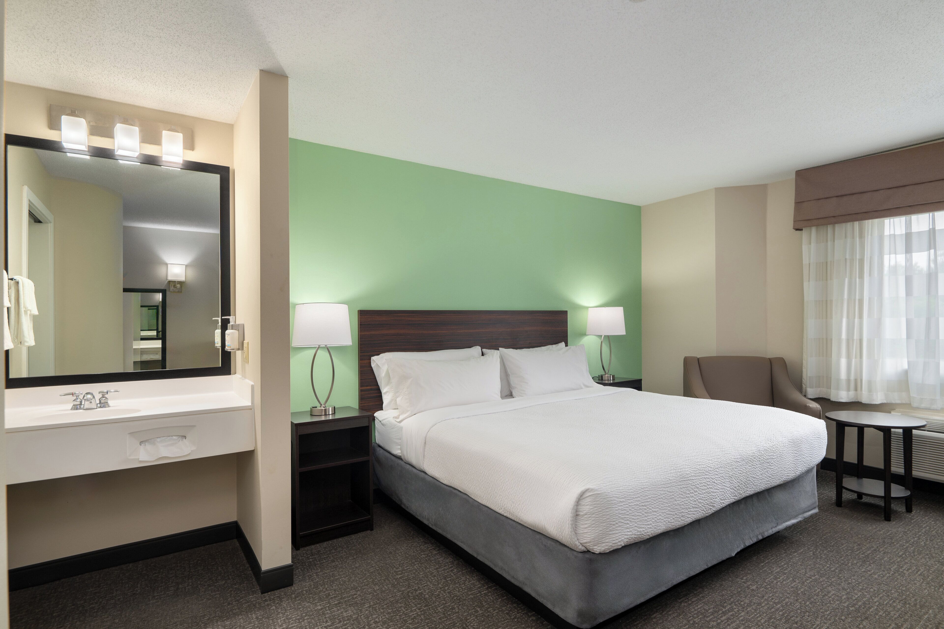 Luxe beddengoed, een bureau, een laptopwerkplek