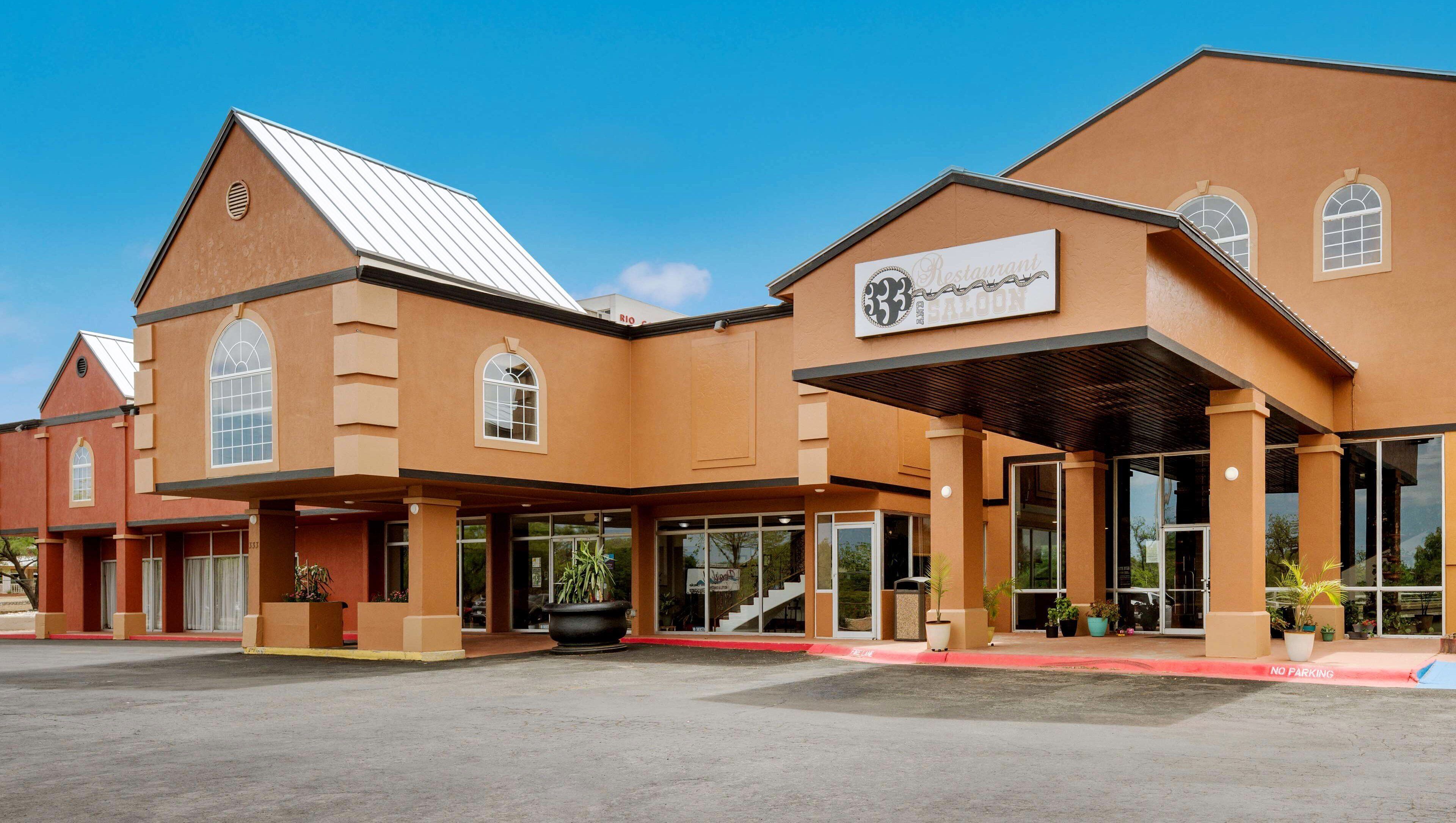 Vista frontal de la propiedad