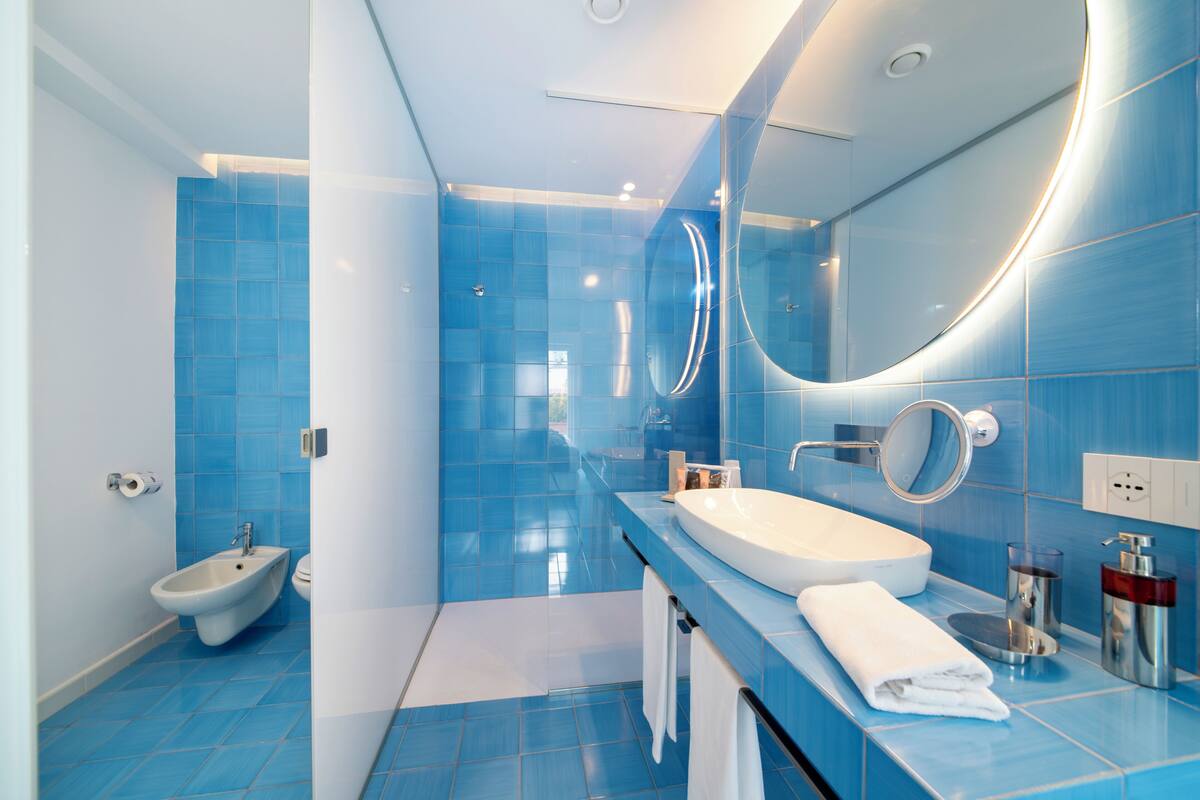 junior suite | bathroom | shower, free toiletries, hair dryer, slippers