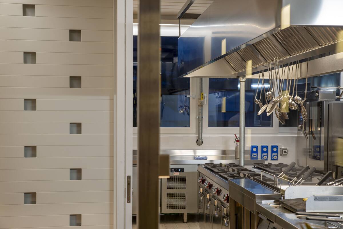 2 restaurants, breakfast served