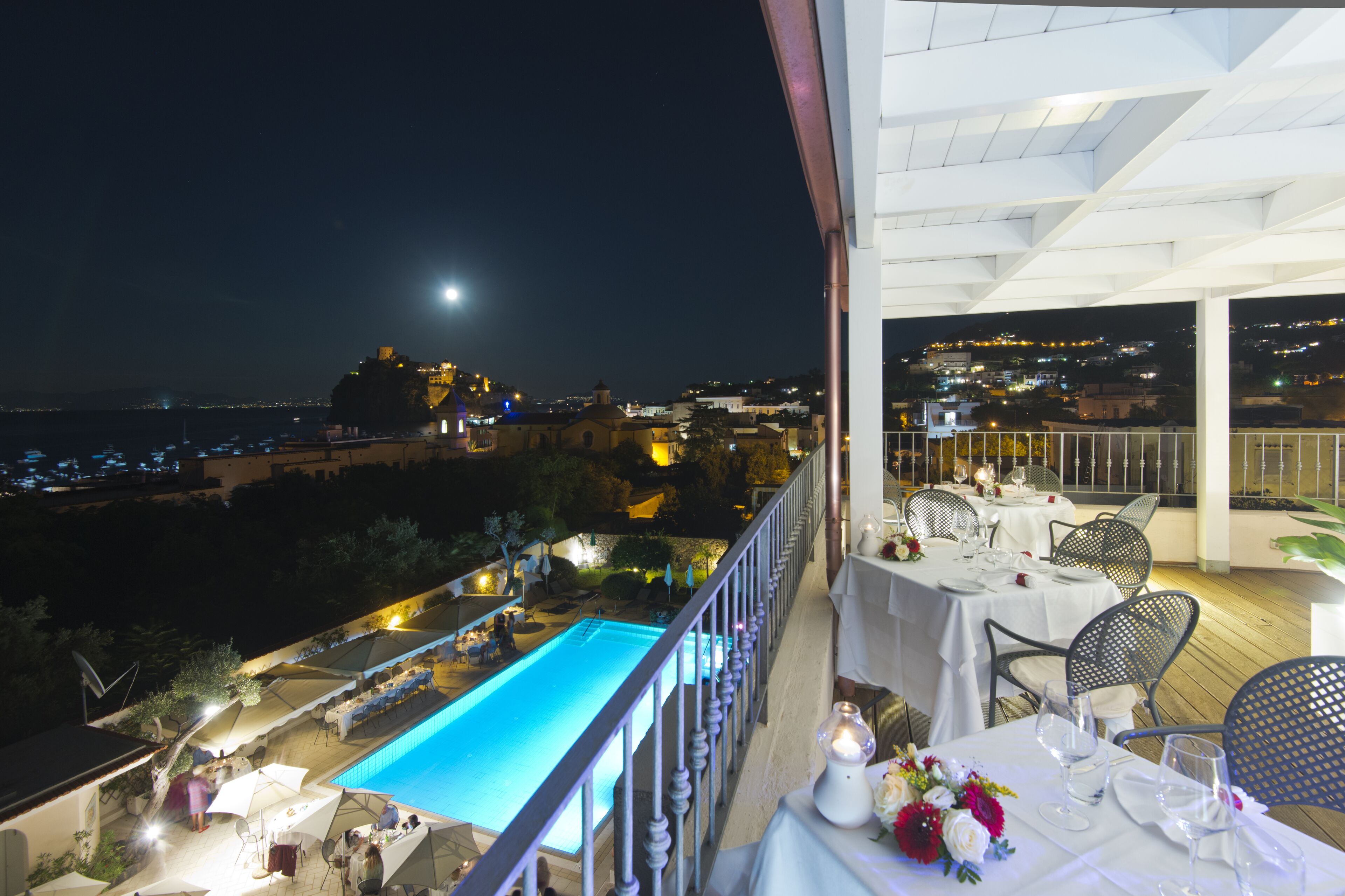 2 restaurants, breakfast served