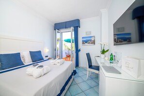 Minibar, coffres-forts dans les chambres, bureau, rideaux occultants