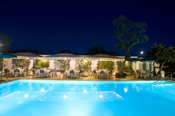 Una piscina cubierta, una piscina al aire libre