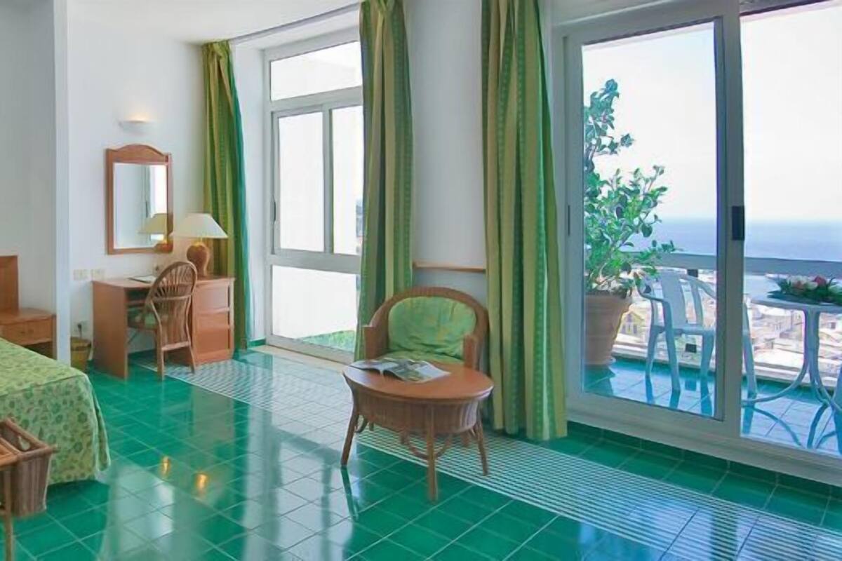 Junior Suite | Minibar, in-room safe, desk, free cribs/infant beds