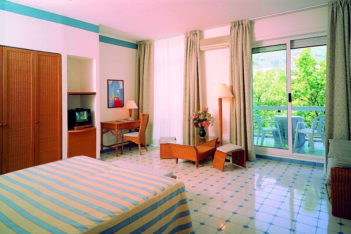 Double or Twin Room, Garden View | Minibar, in-room safe, desk, free cribs/infant beds