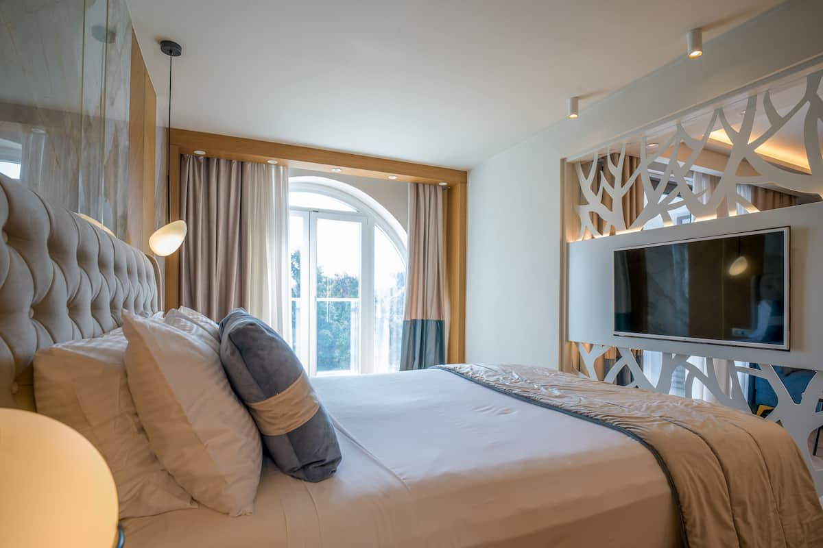 Executive suite | Luxe beddengoed, een minibar, een kluis op de kamer, geluiddichte muren