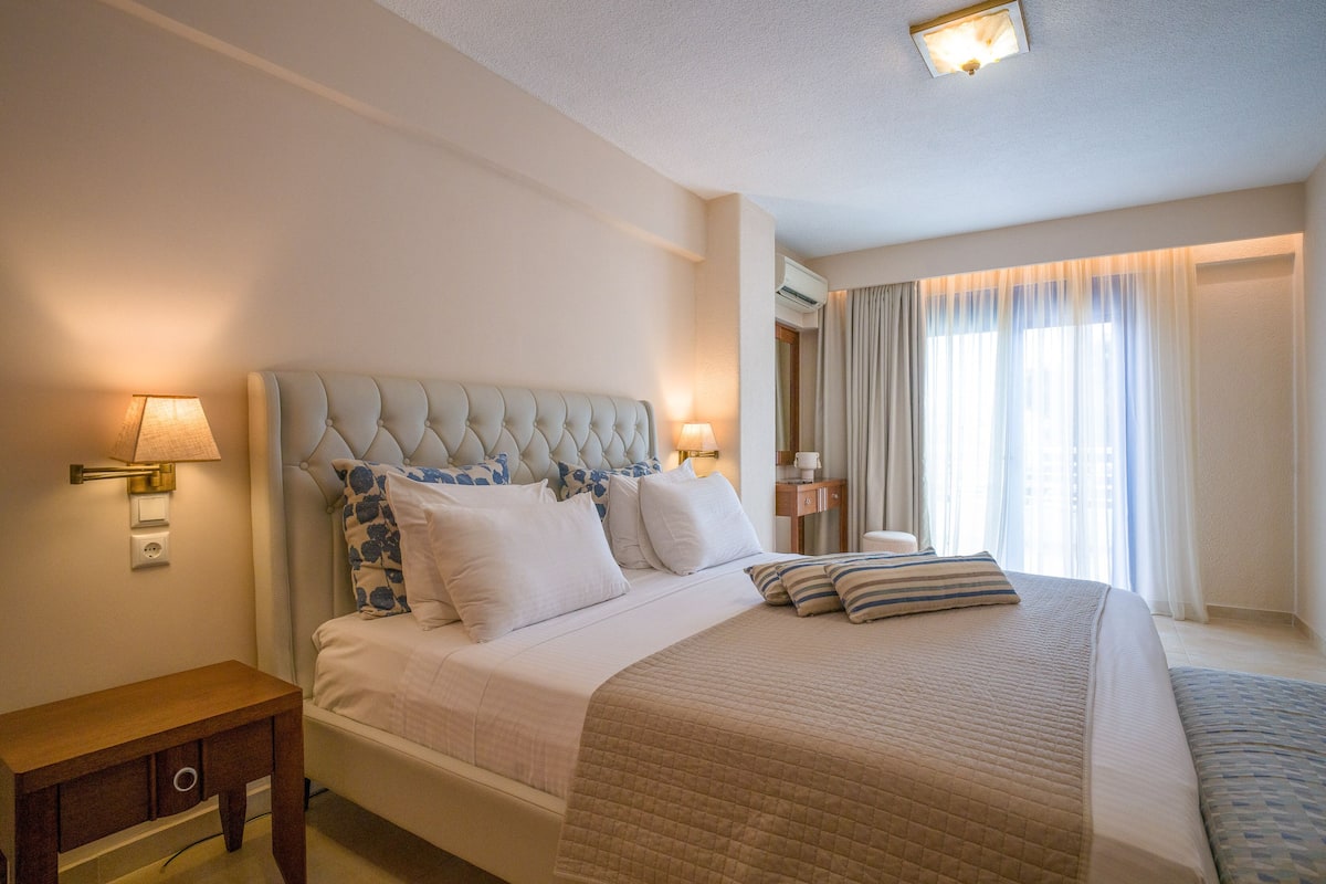 Standard Double Room | Premium bedding, minibar, in-room safe, soundproofing