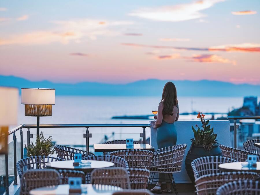 Bar de coquetéis, vistas para o mar, aberto todos os dias