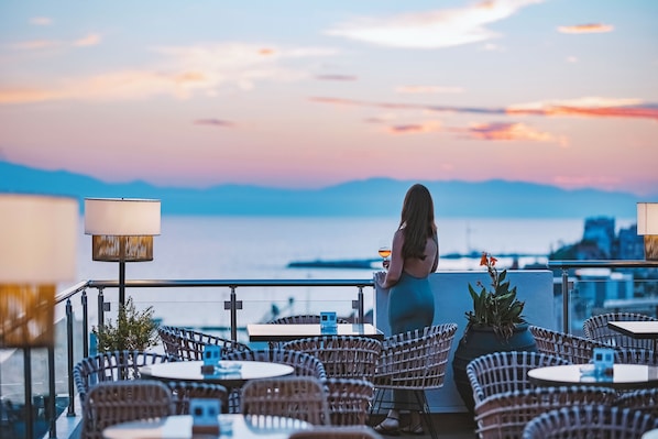 Cocktailbar, Blick auf das Meer, tÀglich geöffnet