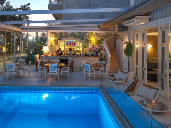 Bar en bord de piscine