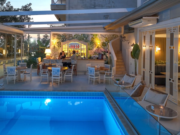 Poolside bar