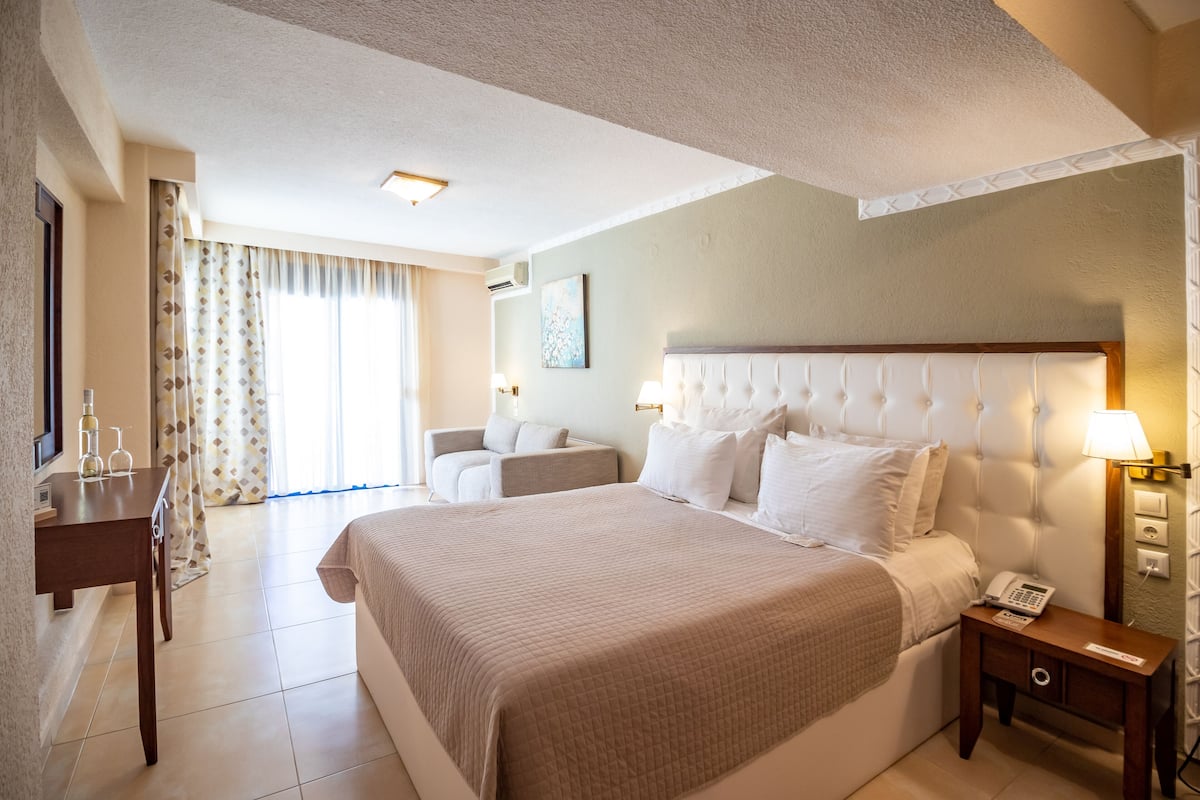 Standard Family Room | 1 bedroom, premium bedding, minibar, in-room safe