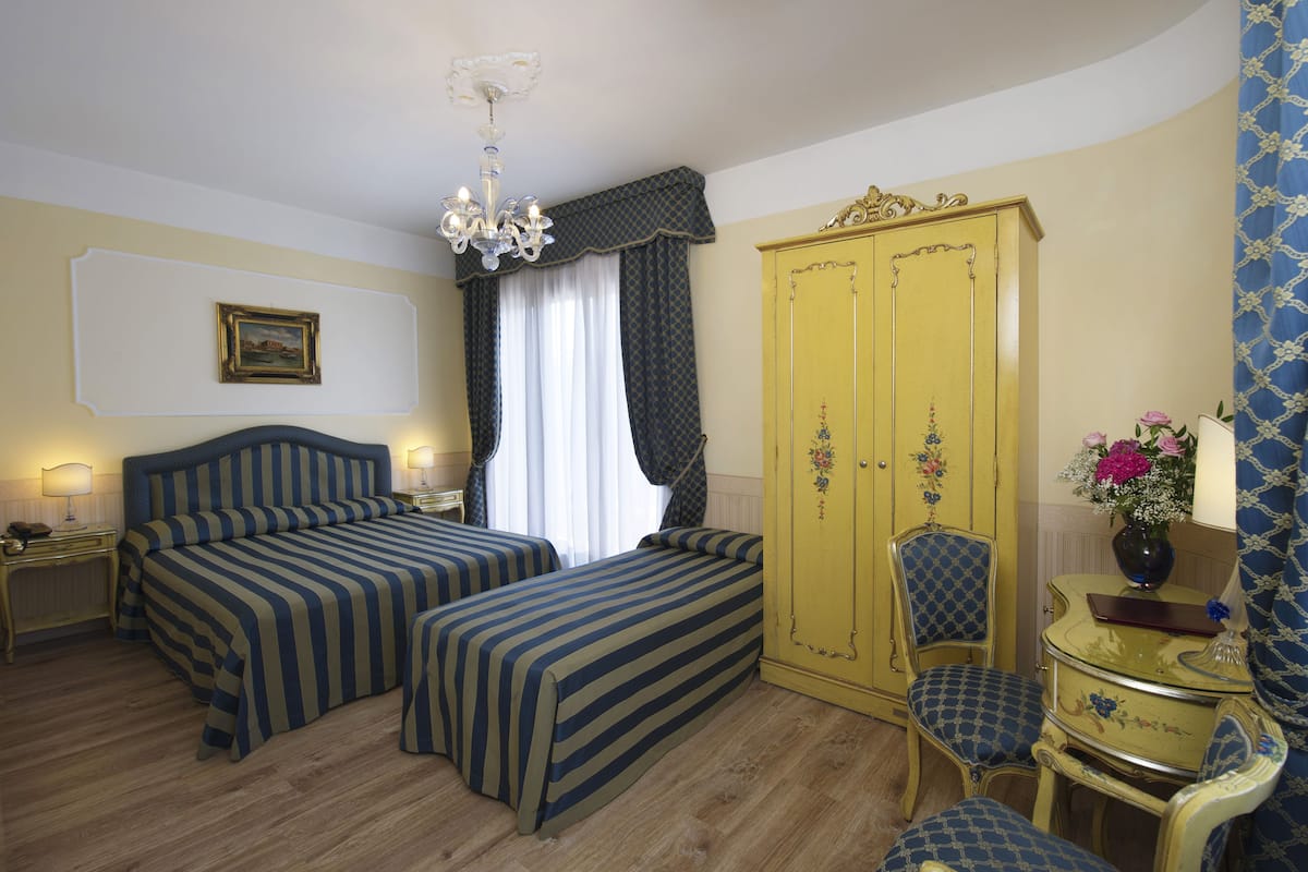Chambre Triple | Literie hypoallergénique, couette en duvet d'oie, minibar