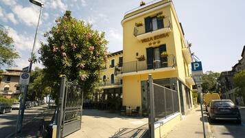 Pintu masuk properti